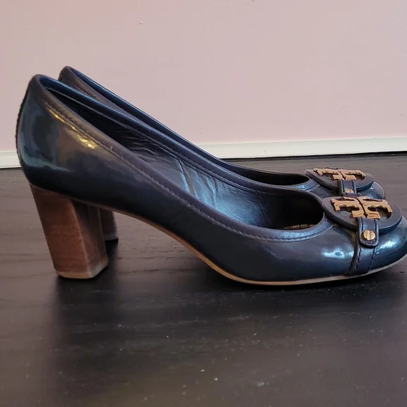 TORY BURCH navy pumps